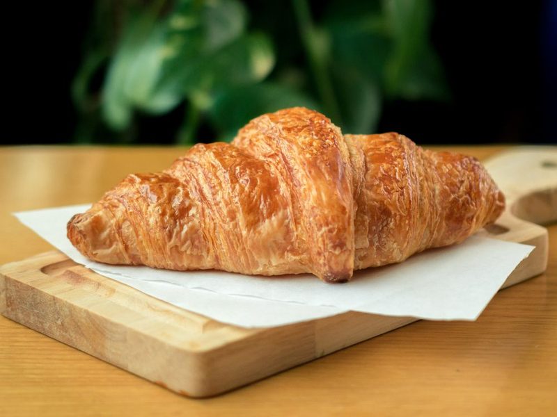 Goldenes, frisch gebackenes Croissant
